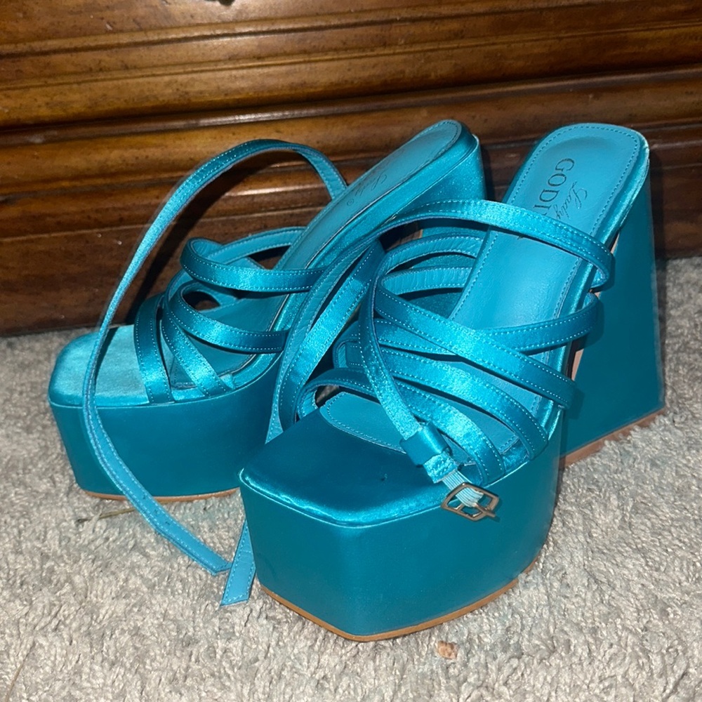Lady Godiva aqua platforms